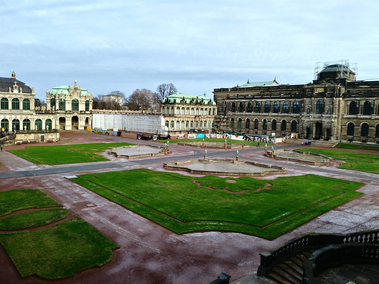 츠빙거 궁전 전경 베르사유 궁전을 모방한 츠빙거 궁전은 '여전히' 공사중이다. 제2차 세계대전 중 폭격으로 대부분 파괴되었지만, 복원은 더디기만 하다. 결코 서두르는 법이 없는 독일 사회의 이면을 볼 수 있다.