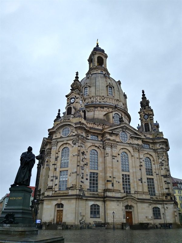 프라우엔 교회 가톨릭 교회로 세워졌으나 종교개혁 이후 개신교 교회로 사용된 건물이다. 이를 상징하듯 마르틴 루터의 동상이 정면에 세워져 있다. 제2차 세계대전 중 파괴되었다가 복원된 것인데, 바로 옆에 당시의 잔해가 그대로 남아있다.
