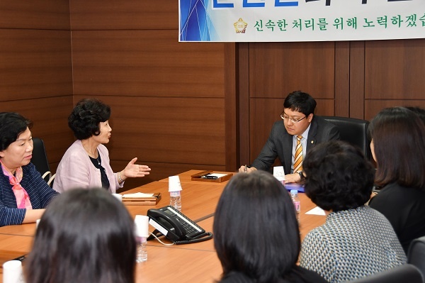 강남구의회 이관수 의장이 열린현장민원실에서 지역 주민들을 만나 현안문제 및 애로사항을 청취하고 있다. 