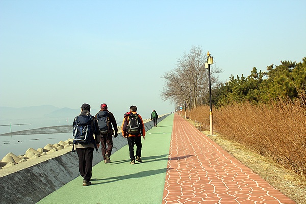 산이 좋아 전국을 걸어서 도는 서울시청OB산악회원들 모습. 박돌봉(70세) 회장은 무려 50년째 걷고 있는 중이다.