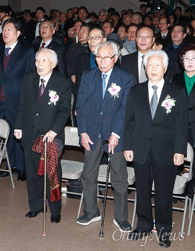 8일 오전 서울 종로 서울YMCA 대강당에서 열린 ‘동경 2.8 독립선언 제100주년 기념식에 (왼쪽부터) 조영진 한국독립유공자협회 회장(1922년생), 임우철 애국지사, 승병일(1926년생) 애국지사가 참석하고 있다.