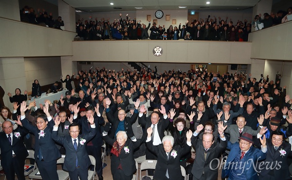 8일 오전 서울 종로 서울YMCA 대강당에서 ‘동경 2.8 독립선언 제100주년 기념식'에서 참석자들이 '대한독립만세'를 외치고 있다.