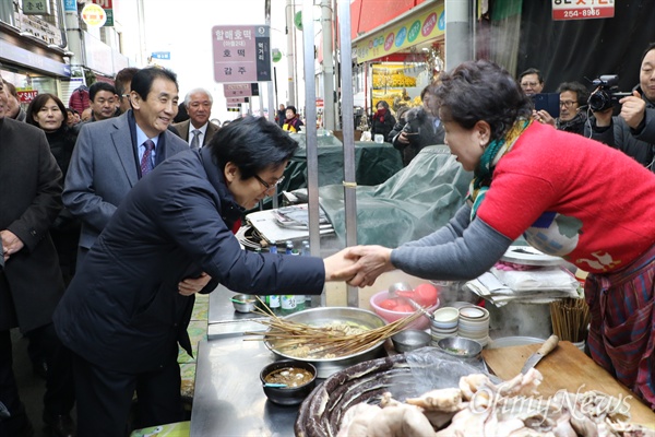  황교안 전 국무총리가 8일 오전 대구 서문시장을 방문해 상인들과 악수를 나누고 있다.