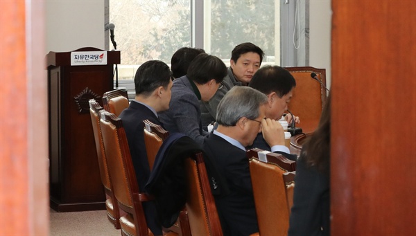 8일 오후 국회에서 열린 자유한국당 당권주자 대리인 간담회에서 참석자들이 전당대회 후보 경선룰에 대해 논의하고 있다.