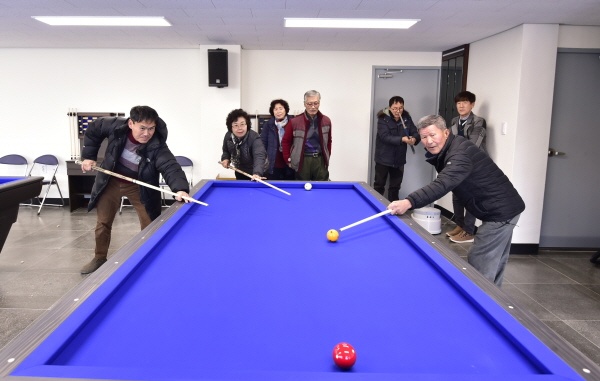 괴산군 청안면 부흥마을권역 주민들, 당구대 포즈 부흥마을권역 주민들이 활성화센터 1층에 조성된 당구대에서 촬영을 위해 포즈를 취하고 있다.