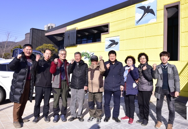 괴산군 청안면 부흥마을권역 주민들이 화이팅 포즈를 취하고 있다.