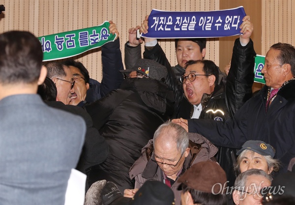 '5.18 북한군 개입설'을 주장하고 있는 지만원씨가 8일 오후 서울 여의도 국회 의원회관에서 자유한국당 김진태·이종명 의원 공동주최로 열린 '5·18 진상규명 대국민 공청회'에 발표자로 나서자, 이에 반대하는 시민들이 '거짓은 진실을 이길 수 없다', '광주를 모욕하지 말라'라고 적은 플래카드를 펼치며 항의하고 있다.