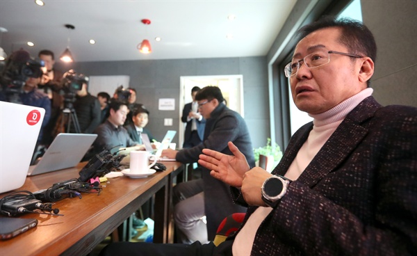 자유한국당 홍준표 전 대표가 지난 8일 오후 경남 창원시 의창구 한 카페에서 열린 지역 언론 기자 간담회에서 취재진 질문에 답하고 있다.