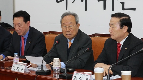 자유한국당 박관용 선거관리위원장이 8일 오후 국회에서 열린 선관위 회의가 끝난 후 기자들에게 회의 결과를 발표하고 있다. 당 선관위는 이날 회의에서 당 대표를 포함한 지도부 선출을 위한 2·27 전당대회를 일정 변경 없이 개최키로 결정했다. 