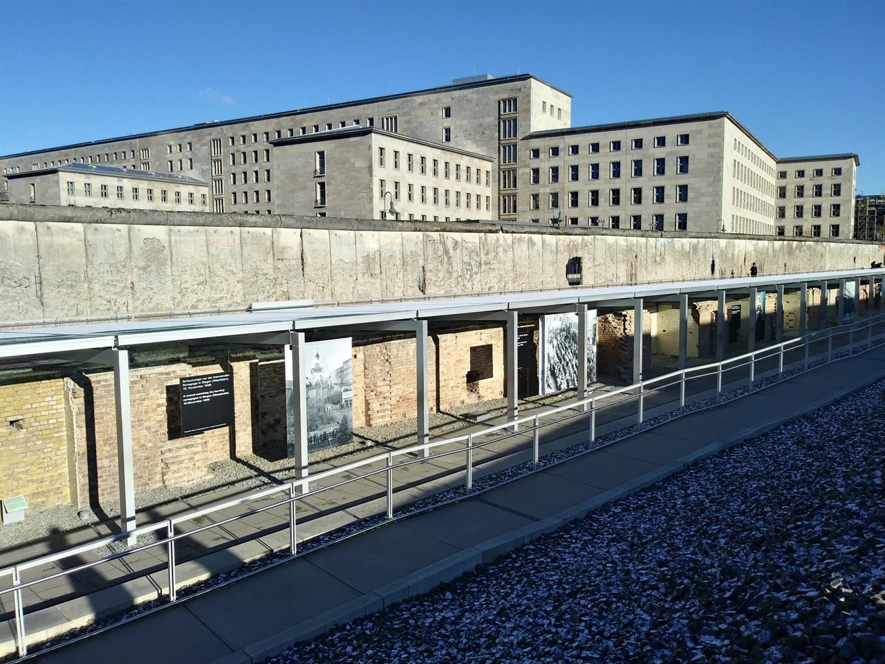토포그라피 데스 테러 입구의 외부 전시 공간 외부 전시 공간과 나란히 옛 베를린 장벽이 을씨년스럽게 남아있다. 아무런 보수도 없이, 철골이 드러난 채 앙상하기만 하다.