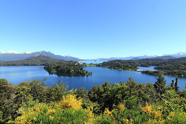 바릴로체 주변에 펼쳐진 호수와 산이 어우러진 나우엘 우아피(Nauhuel Huapi) 국립공원 모습으로 아르헨티나의 스위스라 불려 관광객들이 많이 찾는 유명 휴양지다