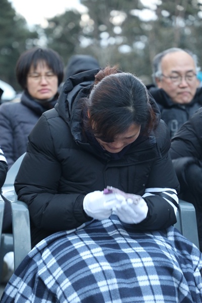 9일 충남 태안화력발전소에서 고 김용균씨의 노제가 열렸다. 어머니 김미숙씨는 숨진 지 62일 만에 아들을 떠나보내며 오열했다.