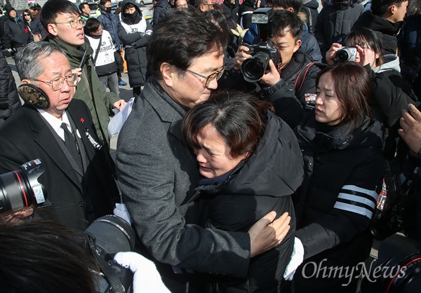 9일 오후 서울 종로구 광화문광장에서 열린 고 김용균씨 민주사회장 영결식에서 우원식 더불어민주당 의원이 고 김용균씨 어머니 김미숙씨를 안아주며 위로하고 있다.