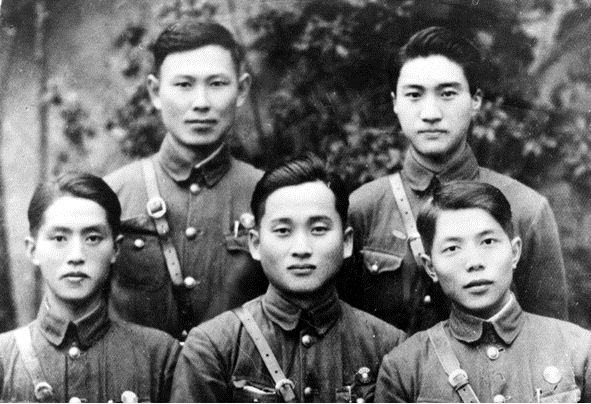 박영준은 중국 중앙군관학교를 졸업하고 한국광복군 3지대(지대장 김학규) 1구대장 등을 역임하였다. 
