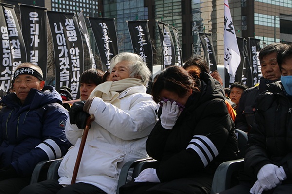  모친 김미숙씨가 오열하고 있는 가운데 백기완 소장이 침통한 표정을 짓고 있다.  