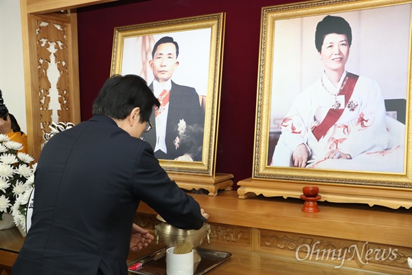 황교안 전 국무총리가 9일 오후 경북 구미시 박정희 전 대통령 생가를 찾아 추모관에서 향을 피우고 있다.