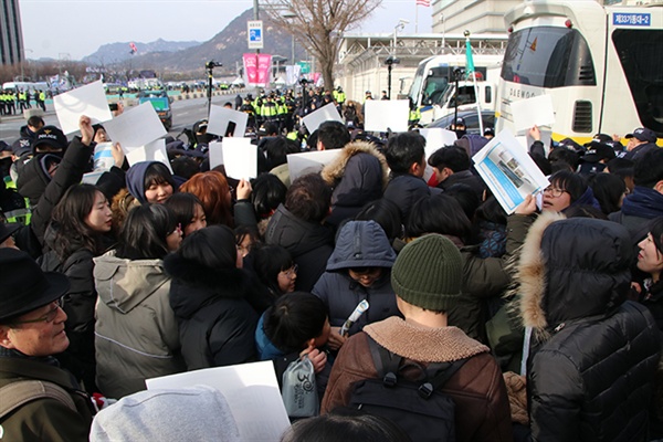 주최 측은 집회가 끝난 후 항의서한을 미대사관에 전달하려고 했으나 경찰이 막아서면서 마찰을 빚기도 했다.  