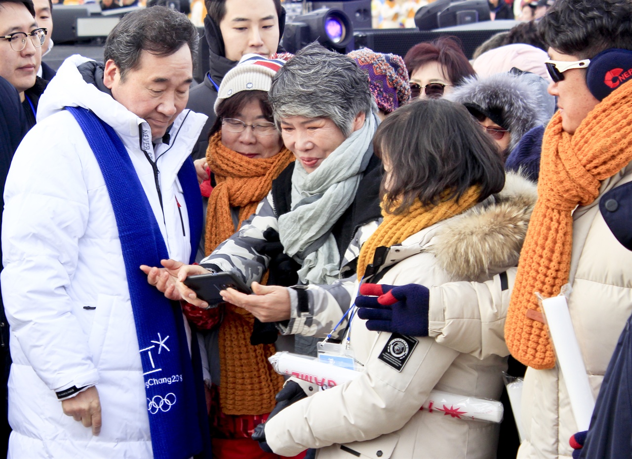 평창 동계올림픽 기념식장에서 시민들이 이낙연 총리에게 셀카 촬영을 요청하고 있다.