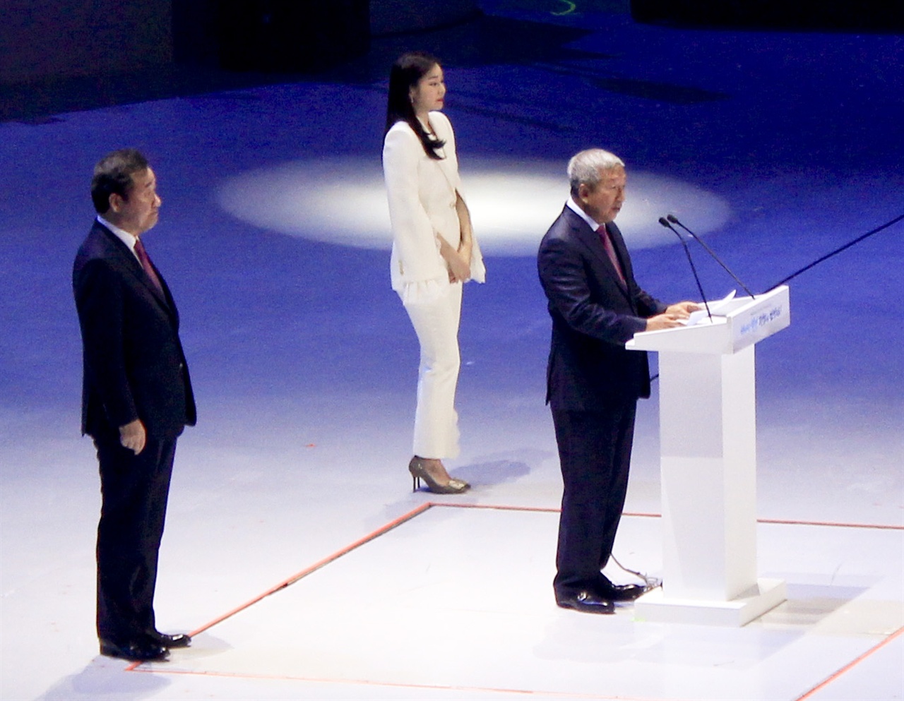 세르미앙 응 IOC 재정분과위원장이 평창 동계올림픽 1주년 기념 대축제에서 축사하고 있다. 뒤로 김연아 씨(하얀 옷)와 이낙연 총리(검은 옷)이 보인다.