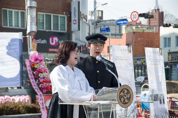 지난 2월 8일 11시, 경북 고령군 대가야읍 중앙네거리에서는  '2·8독립선언 100주년 기념식'이 열렸다. 당시 복장을 한 남녀 참가자가 독립선언을 낭독하고 있다.