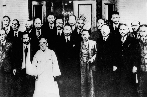 대한민국 임시정부 요인 1진 귀국(1945.11.23.) 뒷줄 왼쪽부터 다섯 번째가 김상덕 선생이다.