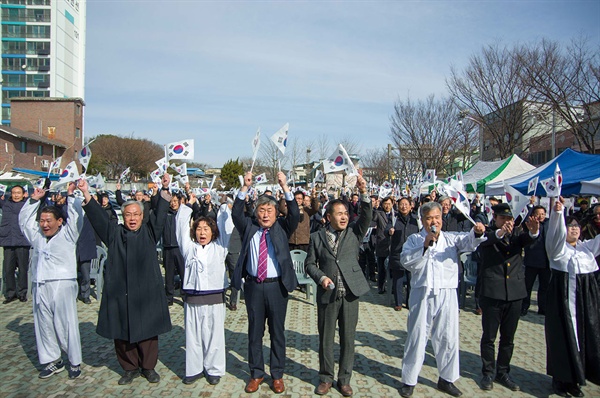 기념식 끝에 참가자들은 만세삼창으로 행사를 마쳤다. 