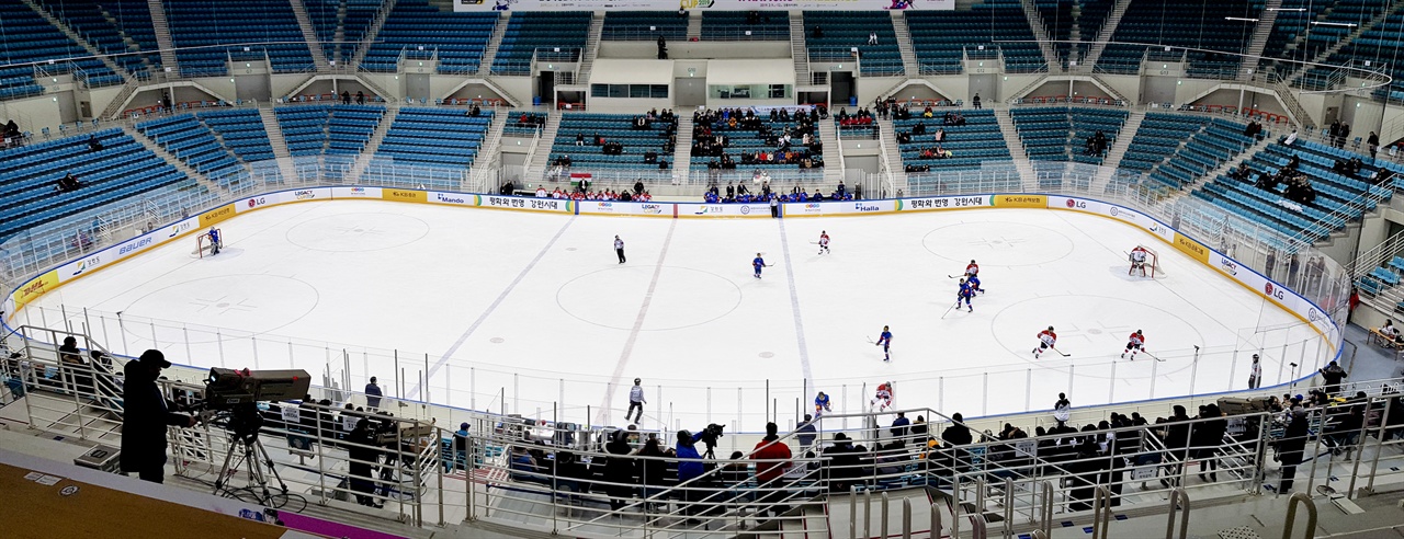  여자 아이스하키 W 네이션스 챌린지가 강릉 하키센터에서 열렸다. 10일 한국과 헝가리 간의 경기 모습.