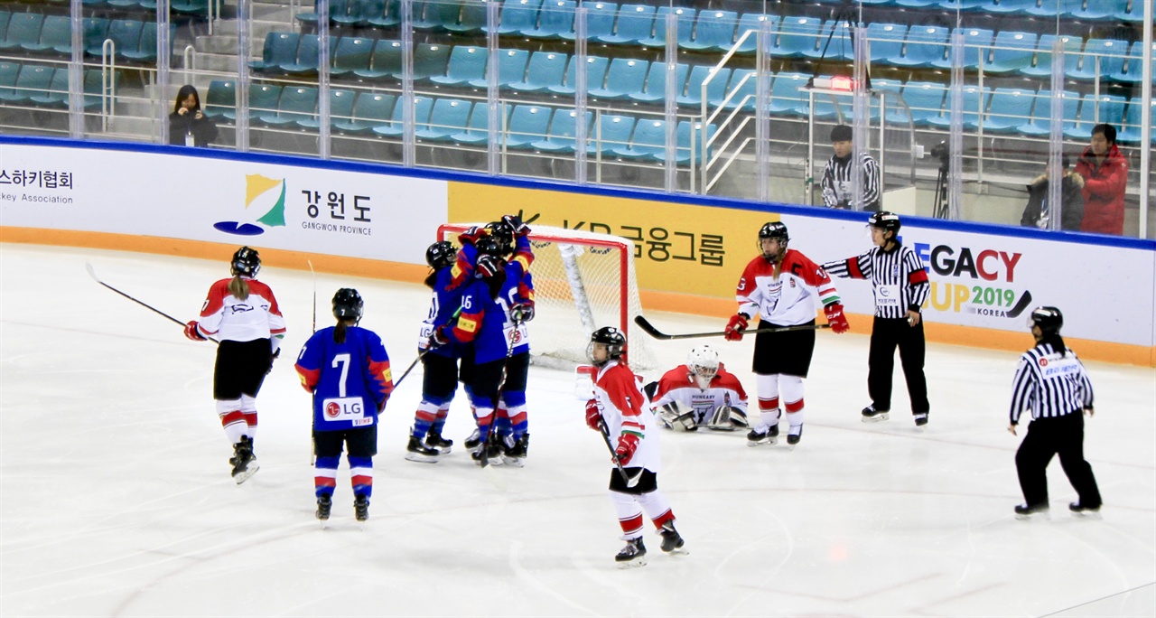 극적골에 얼싸안은 선수들 W 네이션스 챌린지의 두 번째 경기인 한국과 헝가리 전, 2피리어드에서 추가골을 낸 선수들이 얼싸안고 있다.