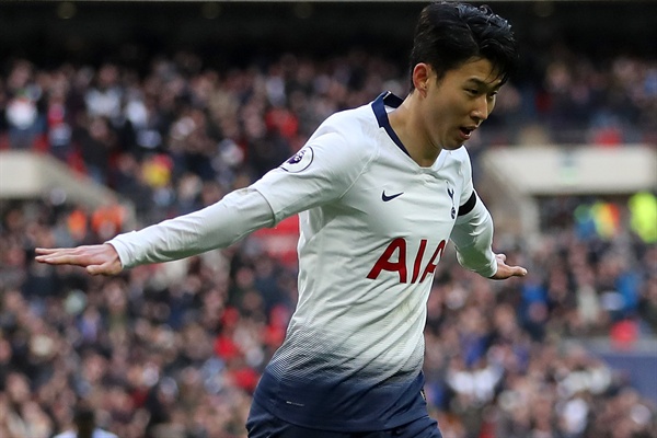  10일(현지시간) 영국 런던의 웸블리 스타디움에서 열린 레스터시티와의 2018-2019 프리미어리그 26라운드 홈 경기에서 손흥민이 추가 쐐기 골을 넣고 세리머니를 선보이고 있다.