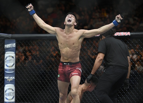  10일(한국시간) 호주 멜버른의 로드 레이버 아레나에서 열린 UFC 234 언더카드 밴텀급 3라운드 경기에서 한국 강경호가 일본의 이시하라 데루토에 승리를 거둔 뒤 포효하는 모습.