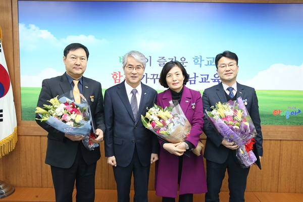 박종훈 경상남도교육감은 2월 11일 오전 경남도교육청 중회의실에서 ‘2018년도 우수공무원 정부포상 전수식’을 가졌다.