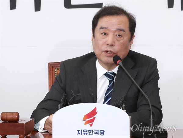 자유한국당 김병준 비상대책위원장이 11일 오전 국회에서 열린 비대위 회의에서 모두발언을 하고 있다. 