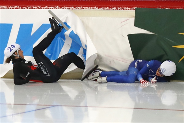  한국 여자 스피드스케이팅 국가대표 김보름(오른쪽)이 11일(한국시간) 독일 인첼의 막스 아이허 아레나에서 열린 여자부 매스스타트에서 넘어져 괴로워 하고 있다.