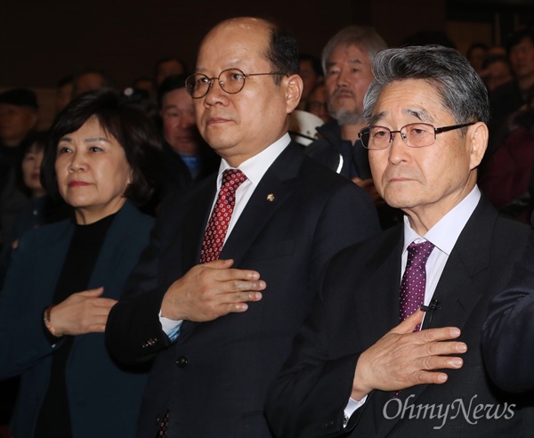 '5.18 북한군 개입설'을 주장하고 있는 지만원씨가 2019년 2월 8일 오후 서울 여의도 국회 의원회관에서 자유한국당(미래통합당 전신) 김진태·이종명 의원 공동주최로 열린 '5·18 진상규명 대국민 공청회'에 발표자로 나서 이종명, 김순례 의원 등과 함께 국민의례를 하고 있다.