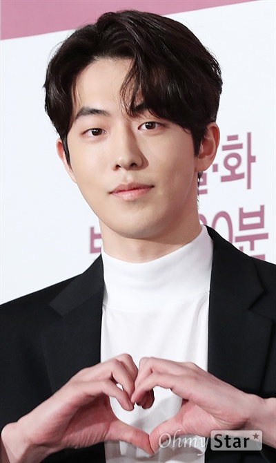 '눈이 부시게' 남주혁, 시크는 덤 배우 남주혁이 11일 오후 서울 여의도의 한 호텔에서 열린  JTBC 새 월화드라마 <눈이 부시게> 제작발표회에서 포토타임을 갖고 있다. <눈이 부시게>는 주어진 시간을 다 써보지도 못하고 잃어버린 여자와 누구보다 찬란한 순간을 스스로 내던지고 무기력한 삶을 사는 남자의 이야기를 그린 시간 이탈 로맨스 드라마다. 11일 월요일 오후 9시 30분 첫 방송.