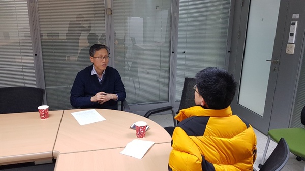 금철영 KBS 보도본부 통일외교 부장이 인터뷰를 하고 있다.