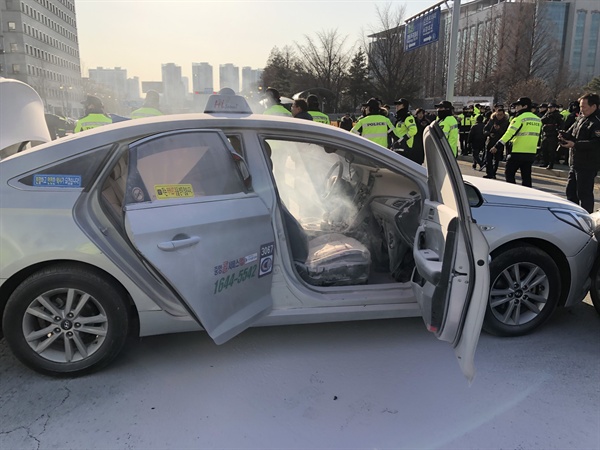 11일 오후 서울 여의도 국회 앞 도로에서 한 택시기사가 분신을 시도했다. 경찰 및 소방 관계자들이 현장을 정리하고 있다. 2019.2.11