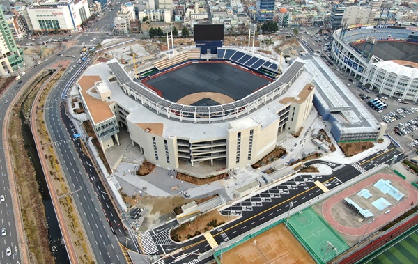 창원 옛 마산종합운동장 자리에 짓고 있는 새 야구장. 현재 97%의 공정률을 보이고 있으며 3월에 개장한다.