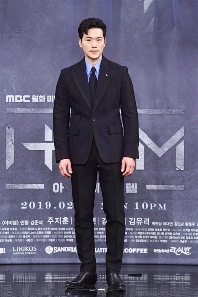 11일 서울 상암동에서 열린 MBC 새 월화드라마 <아이템> 제작발표회에 참석한 배우 김강우.