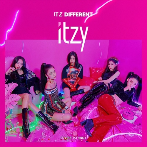  ITZY의 데뷔 디지털 싱글 < Itz Different > 표지.