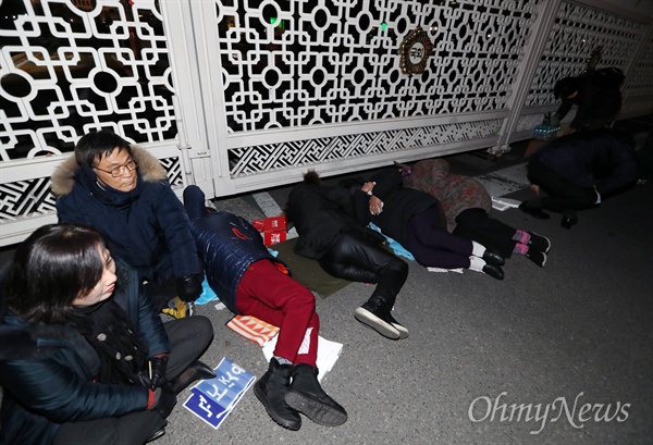 오월어머니집 추혜성 이사 등 5·18 희생자 유족들이 11일 오후 서울 여의도 국회 정문 앞에서 자유한국당 김진태·이종명·김순례 의원의 '5·18 망언'에 항의하며 드러누워 농성을 벌이고 있다.  