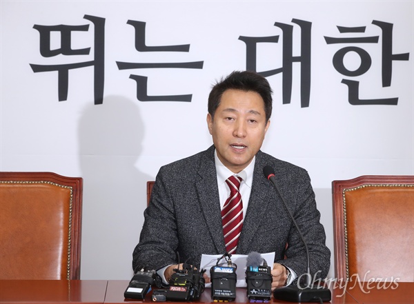 자유한국당 오세훈 국가미래비전특별위원장이 12일 오전 국회 전당대회 보이콧을 철회하고 당 대표 출마 입장을 밝히고 있다. 