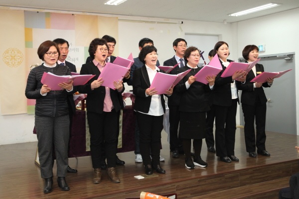 미혼모 아기를 위해 축복의 노래를 부르는 중국동포들