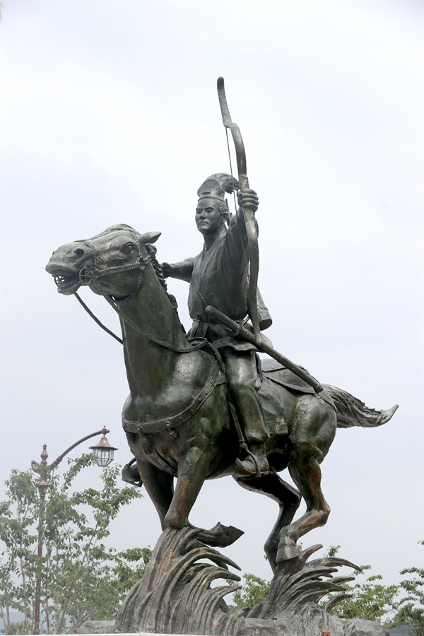 김대문의 <화랑세기>는 화랑들의 삶을 기록했다고 알려졌다. 경주시 석장동에 세워진 화랑을 형상화한 조형물.
