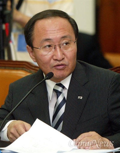 2005년 8월 18일 'X-파일` 녹취록 내용 중 삼성으로부터 소위 '떡값'을 받았던 검사 7명의 실명을 공개한 노회찬 민주노동당 의원이 국회 법사위에서 질의하고 있는 모습. 