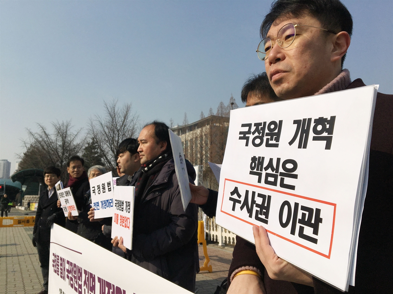 12일, 국정원감시네트워크가 서울 여의도 국회 정문 앞에서 기자회견을 열고 국회에 국정원법 전면 개정안의 조속한 처리를 요구했다.