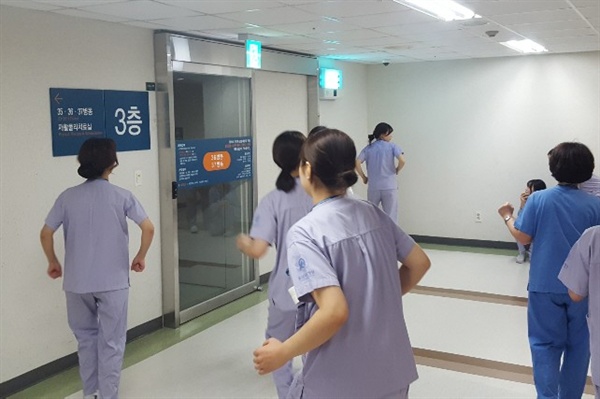 울산대병원 간호사들이 UCC경진대회를 위해 연습을 하고 있다. 노조는 이에 대해 강제적으로 춤추는 것에 동원한다며 폐지를 촉구했다