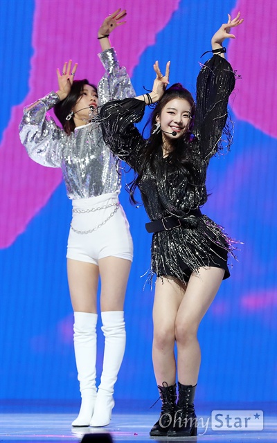 ITZY, 긍정 틴 파워! JYP 신인 걸그룹 ITZY(있지)가 12일 오후 서울 한남동의 한 공연장에서 열린 데뷔 싱글 < IT'z Different > 발매 쇼케이스에서 타이틀곡 '달라달라'를 선보이고 있다. ITZY(있지)는 꼭 갖고 싶고 절대 놓치고 싶지 않은 존재를 뜻하는 트렌디한 단어 'IT'을 포함해 '너희가 원하는 거 전부 있지? 있지!'라는 의미를 담은 걸그룹으로 예지, 리아, 류진, 채령, 유나로 구성되어 있다. 