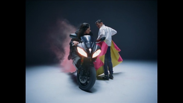  스페인의 국기 투우를 현대적으로 묘사한 로살리아의 'Malamente' 뮤직비디오 중 한 장면.