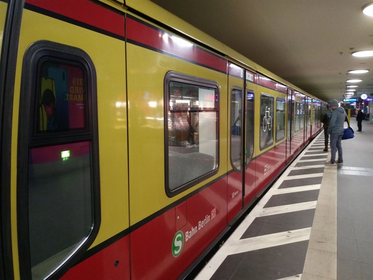 베를린의 지하철은 역이든 객차든 좁고 낡았다. 그런 곳에 자전거를 실을 수 있도록 하고 있으니 놀라울 뿐이다. 사진 속 객차는 'S반'으로, 'S'는 도시 내부를 운행한다는 의미고, '반(bahn)'은 독일어로 기차라는 뜻이다.